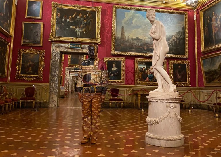 Liu Bolin, l’artista cinese si “nasconde” agli Uffizi